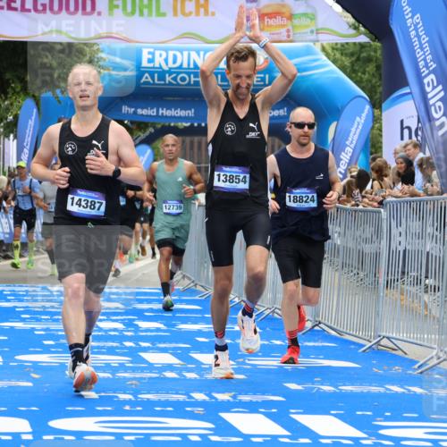 29.06.2025 - hella hamburg halbmarathon Strokosch-Dieckow http://msf.ph/oto/8452182 29.06.2025 10:37:18 Ziel 2767, 4860, 5003, 10190, 12739, 12900, 13854, 14387, 14459, 15178, 15888, 17137, 17306, 17726, 18159, 18723, 18824 meine-sportfotos.de