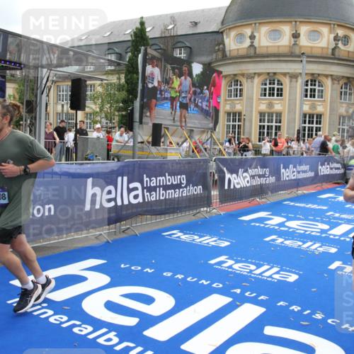 29.06.2025 - hella hamburg halbmarathon Michael Strokosch http://msf.ph/oto/8452218 29.06.2025 10:30:12 Ziel 1758, 2689, 8323, 12308, 15507 meine-sportfotos.de