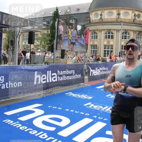 29.06.2025 - hella hamburg halbmarathon Michael Strokosch http://msf.ph/oto/8452235 29.06.2025 10:30:13 Ziel 1758, 8323, 12308, 15507 meine-sportfotos.de