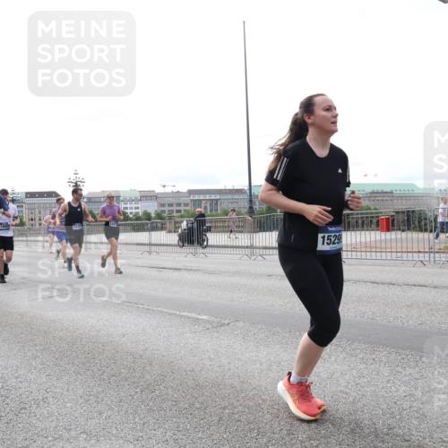 29.06.2025 - hella hamburg halbmarathon Lena Gebhardt http://msf.ph/oto/8452297 29.06.2025 10:31:00 Lombardsbrücke 9576, 2097, 10989, 123, 1529, 1059, 1292, 1472, 1647, 1773, 1979, 2097, 2268, 2414, 2505, 2569, 2754, 2755, 2914, 3131, 3281, 4198, 4561, 4817, 5437, 5943, 6057, 6195, 6344, 6556, 6620, 6787, 7071, 7120, 7351, 7604, 8050, 8072, 8073, 8757, 9576, 9830, 10111, 10989, 11981, 11984, 11988, 12384, 12460, 12461, 12627, 14095, 14216, 14349, 14803, 15299, 15466, 15589, 15757, 16457, 16791, 17224, 17463, 17509, 17587, 17742, 17966, 18362, 18795, 18860, 19052, 19226 meine-sportfotos.de