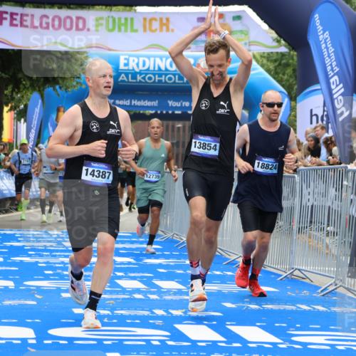29.06.2025 - hella hamburg halbmarathon Strokosch-Dieckow http://msf.ph/oto/8452302 29.06.2025 10:37:18 Ziel 2767, 4860, 5003, 10190, 12739, 12900, 13854, 14387, 14459, 15178, 15888, 17137, 17306, 17726, 18159, 18723, 18824 meine-sportfotos.de