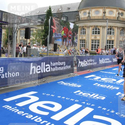 29.06.2025 - hella hamburg halbmarathon Michael Strokosch http://msf.ph/oto/8452362 29.06.2025 10:30:15 Ziel 1758, 8323 meine-sportfotos.de