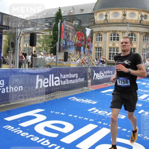 29.06.2025 - hella hamburg halbmarathon Michael Strokosch http://msf.ph/oto/8452415 29.06.2025 10:30:16 Ziel 1758, 8323, 12691 meine-sportfotos.de
