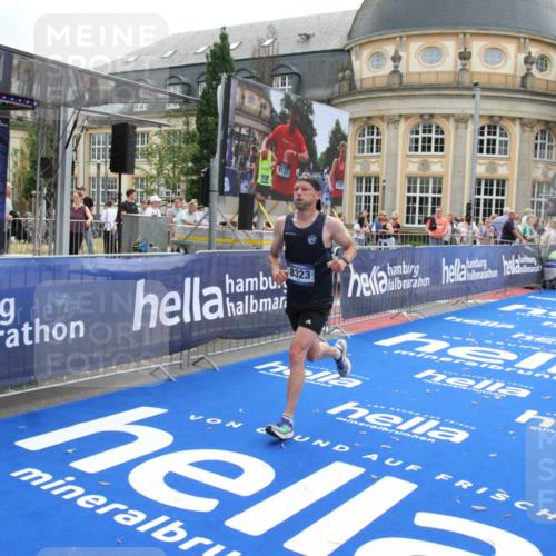29.06.2025 - hella hamburg halbmarathon Michael Strokosch http://msf.ph/oto/8452429 29.06.2025 10:30:16 Ziel 1758, 8323, 12691 meine-sportfotos.de