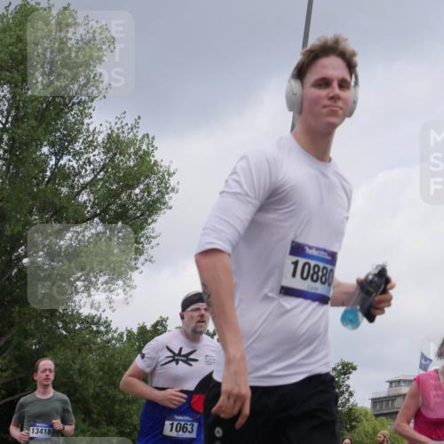 29.06.2025 - hella hamburg halbmarathon Luisa Fischer http://msf.ph/oto/8452437 29.06.2025 10:33:14 Kennedybrücke 13418, 1063, 10880, 1063, 1230, 2901, 3524, 3573, 4575, 8048, 10880 meine-sportfotos.de