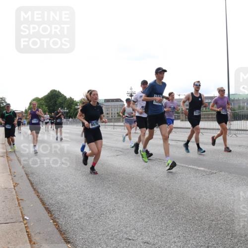 29.06.2025 - hella hamburg halbmarathon Lena Gebhardt http://msf.ph/oto/8452445 29.06.2025 10:31:01 Lombardsbrücke 15589, 17742, 9576, 10, 12384, 1059, 1292, 1472, 1647, 1773, 1979, 2097, 2268, 2414, 2505, 2569, 2754, 2755, 2914, 3131, 3281, 4198, 4561, 4817, 5437, 5943, 6057, 6195, 6344, 6556, 6620, 6787, 7071, 7120, 7351, 7604, 8050, 8072, 8073, 8757, 9576, 9830, 10111, 10989, 11981, 11984, 11988, 12384, 12627, 14095, 14216, 14349, 14803, 15299, 15466, 15589, 15757, 16457, 16791, 17224, 17463, 17509, 17587, 17742, 17966, 18362, 18795, 18860, 19052, 19226 meine-sportfotos.de