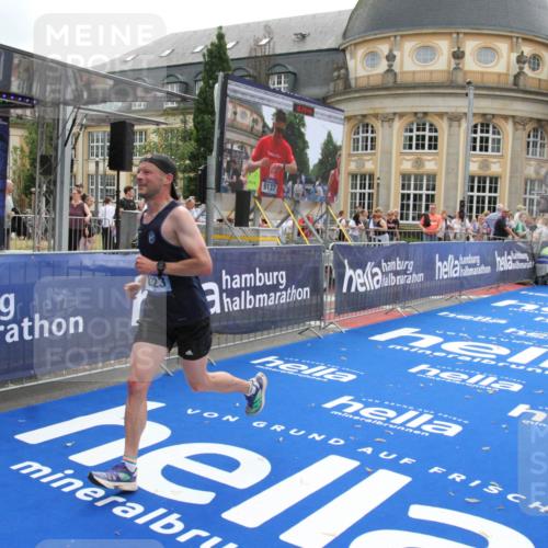 29.06.2025 - hella hamburg halbmarathon Michael Strokosch http://msf.ph/oto/8452452 29.06.2025 10:30:17 Ziel 1758, 8323, 10173, 12691 meine-sportfotos.de