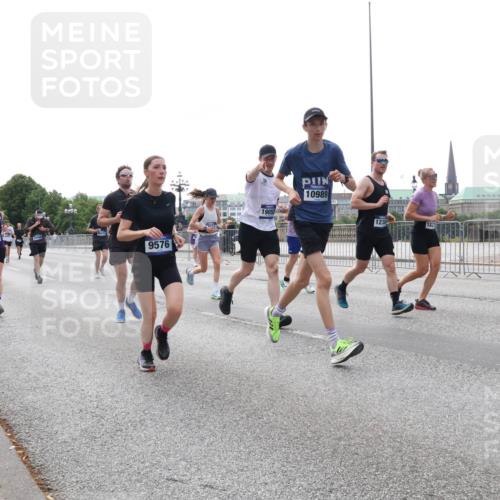 29.06.2025 - hella hamburg halbmarathon Lena Gebhardt http://msf.ph/oto/8452462 29.06.2025 10:31:02 Lombardsbrücke 15589, 17742, 9576, 19052, 10989, 1059, 1292, 1472, 1773, 1979, 2097, 2268, 2414, 2505, 2569, 2754, 2755, 2914, 3131, 3281, 4198, 4561, 4817, 5437, 5943, 6057, 6195, 6344, 6556, 6620, 6787, 7071, 7120, 7351, 7604, 8050, 8072, 8073, 8757, 9576, 9830, 10111, 10989, 11981, 11984, 11988, 12384, 12627, 14095, 14216, 14349, 14803, 15299, 15466, 15589, 16457, 16791, 17224, 17463, 17509, 17587, 17742, 17966, 18362, 18795, 18860, 19052, 19226 meine-sportfotos.de