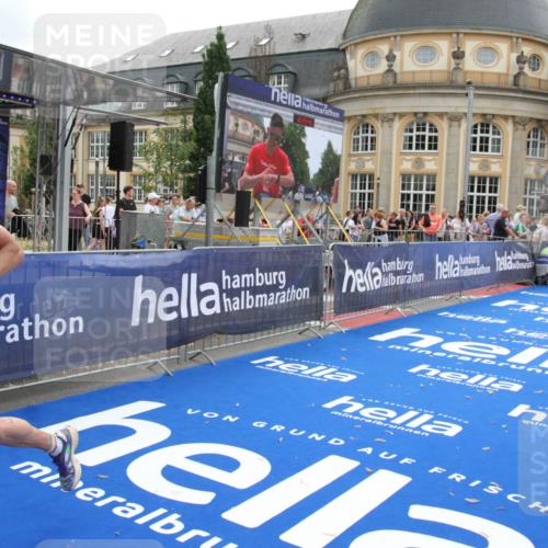 29.06.2025 - hella hamburg halbmarathon Michael Strokosch http://msf.ph/oto/8452475 29.06.2025 10:30:17 Ziel 1758, 8323, 10173, 12691 meine-sportfotos.de