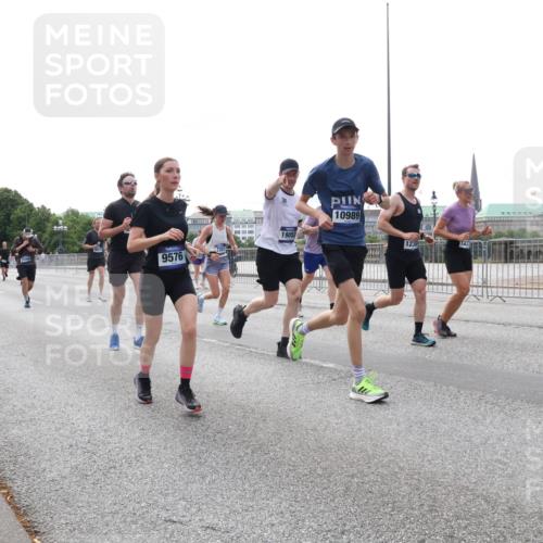 29.06.2025 - hella hamburg halbmarathon Lena Gebhardt http://msf.ph/oto/8452479 29.06.2025 10:31:02 Lombardsbrücke 15589, 3509, 17742, 9576, 19052, 10989, 123, 1059, 1292, 1472, 1773, 1979, 2097, 2268, 2414, 2505, 2569, 2754, 2755, 2914, 3131, 3281, 4198, 4561, 4817, 5437, 5943, 6057, 6195, 6344, 6556, 6620, 6787, 7071, 7120, 7351, 7604, 8050, 8072, 8073, 8757, 9576, 9830, 10111, 10989, 11981, 11984, 11988, 12384, 12627, 14095, 14216, 14349, 14803, 15299, 15466, 15589, 16457, 16791, 17224, 17463, 17509, 17587, 17742, 17966, 18362, 18795, 18860, 19052, 19226 meine-sportfotos.de