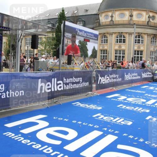 29.06.2025 - hella hamburg halbmarathon Michael Strokosch http://msf.ph/oto/8452495 29.06.2025 10:30:17 Ziel 1758, 8323, 10173, 12691 meine-sportfotos.de