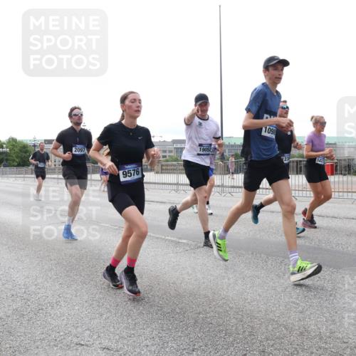 29.06.2025 - hella hamburg halbmarathon Lena Gebhardt http://msf.ph/oto/8452497 29.06.2025 10:31:02 Lombardsbrücke 17742, 2097, 9576, 19052, 1098, 123, 122, 1059, 1292, 1472, 1773, 1979, 2097, 2268, 2414, 2505, 2569, 2754, 2755, 2914, 3131, 3281, 4198, 4561, 4817, 5437, 5943, 6057, 6195, 6344, 6556, 6620, 6787, 7071, 7120, 7351, 7604, 8050, 8072, 8073, 8757, 9576, 9830, 10111, 10989, 11981, 11984, 11988, 12384, 12627, 14095, 14216, 14349, 14803, 15299, 15466, 15589, 16457, 16791, 17224, 17463, 17509, 17587, 17742, 17966, 18362, 18795, 18860, 19052, 19226 meine-sportfotos.de