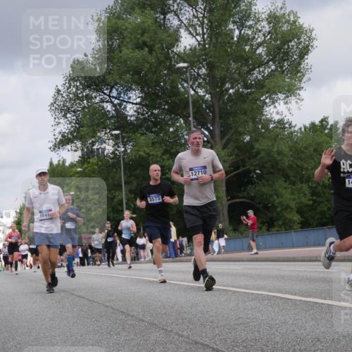 29.06.2025 - hella hamburg halbmarathon Luisa Fischer http://msf.ph/oto/8452500 29.06.2025 10:33:17 Kennedybrücke 3524, 1841, 16306, 16504, 3573, 12710, 14421, 1063, 3524, 3573, 4198, 4819, 8048, 10880 meine-sportfotos.de