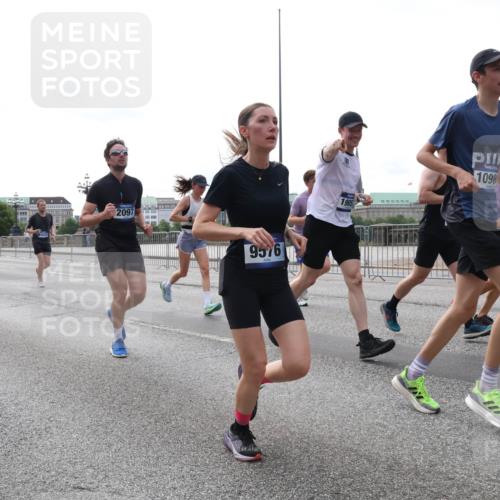 29.06.2025 - hella hamburg halbmarathon Lena Gebhardt http://msf.ph/oto/8452563 29.06.2025 10:31:02 Lombardsbrücke 17742, 15460, 2097, 9576, 1905, 1098, 1059, 1292, 1472, 1773, 1979, 2097, 2268, 2414, 2505, 2569, 2754, 2755, 2914, 3131, 3281, 4198, 4561, 4817, 5437, 5943, 6057, 6195, 6344, 6556, 6620, 6787, 7071, 7120, 7351, 7604, 8050, 8072, 8073, 8757, 9576, 9830, 10111, 10989, 11981, 11984, 11988, 12384, 12627, 14095, 14216, 14349, 14803, 15299, 15466, 15589, 16457, 16791, 17224, 17463, 17509, 17587, 17742, 17966, 18362, 18795, 18860, 19052, 19226 meine-sportfotos.de