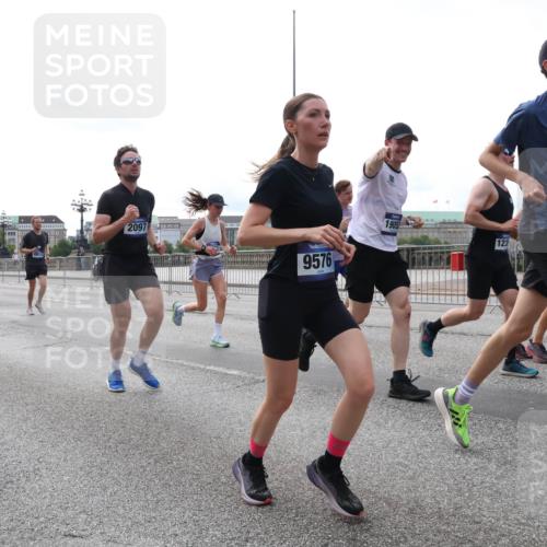 29.06.2025 - hella hamburg halbmarathon Lena Gebhardt http://msf.ph/oto/8452592 29.06.2025 10:31:02 Lombardsbrücke 17742, 2097, 9576, 1905, 123, 1098, 1059, 1292, 1472, 1773, 1979, 2097, 2268, 2414, 2505, 2569, 2754, 2755, 2914, 3131, 3281, 4198, 4561, 4817, 5437, 5943, 6057, 6195, 6344, 6556, 6620, 6787, 7071, 7120, 7351, 7604, 8050, 8072, 8073, 8757, 9576, 9830, 10111, 10989, 11981, 11984, 11988, 12384, 12627, 14095, 14216, 14349, 14803, 15299, 15466, 15589, 16457, 16791, 17224, 17463, 17509, 17587, 17742, 17966, 18362, 18795, 18860, 19052, 19226 meine-sportfotos.de