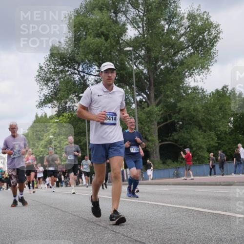 29.06.2025 - hella hamburg halbmarathon Luisa Fischer http://msf.ph/oto/8452633 29.06.2025 10:33:20 Kennedybrücke 3524, 3414, 4819, 16306, 3524, 3573, 4198, 4819, 6626, 10322 meine-sportfotos.de