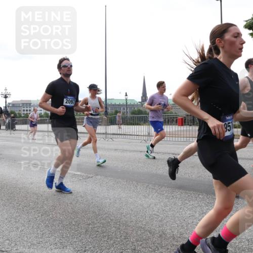 29.06.2025 - hella hamburg halbmarathon Lena Gebhardt http://msf.ph/oto/8452642 29.06.2025 10:31:03 Lombardsbrücke 1546, 2097, 95, 1059, 1292, 1472, 1773, 1979, 2097, 2268, 2414, 2505, 2569, 2914, 3131, 3281, 4198, 4561, 4817, 5437, 5943, 6057, 6195, 6344, 6556, 6620, 6787, 7071, 7120, 7351, 7604, 8050, 8072, 8073, 8757, 9576, 9830, 10111, 10989, 11981, 11984, 11988, 12384, 12627, 14095, 14216, 14349, 14803, 15299, 15466, 15589, 15725, 16457, 16791, 17224, 17463, 17509, 17587, 17742, 17966, 18362, 18795, 18860, 19052, 19226 meine-sportfotos.de