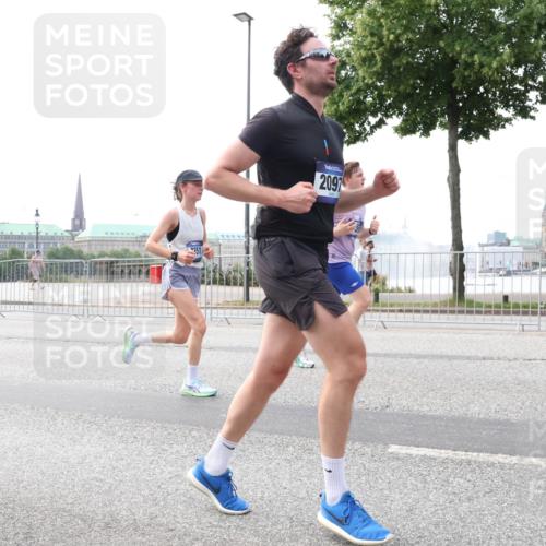 29.06.2025 - hella hamburg halbmarathon Lena Gebhardt http://msf.ph/oto/8452701 29.06.2025 10:31:04 Lombardsbrücke 351, 2097, 1059, 1292, 1472, 1773, 1979, 2097, 2268, 2414, 2505, 2569, 2914, 3131, 3281, 4198, 4561, 4817, 5437, 5943, 6057, 6195, 6556, 6620, 6787, 7071, 7120, 7351, 7604, 8050, 8072, 8073, 8757, 9576, 9830, 10111, 10989, 11981, 11984, 11988, 12384, 12627, 14095, 14216, 14349, 14803, 15299, 15466, 15589, 15725, 16457, 16791, 17224, 17463, 17509, 17587, 17742, 17966, 18362, 18795, 18860, 19052, 19226 meine-sportfotos.de