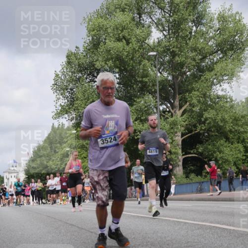 29.06.2025 - hella hamburg halbmarathon Luisa Fischer http://msf.ph/oto/8452741 29.06.2025 10:33:23 Kennedybrücke 10322, 3524, 4819, 6626, 16504, 3524, 3573, 4198, 4819, 6626, 10322 meine-sportfotos.de