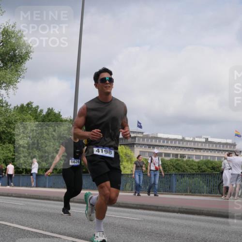 29.06.2025 - hella hamburg halbmarathon Luisa Fischer http://msf.ph/oto/8452757 29.06.2025 10:33:26 Kennedybrücke 15757, 6626, 4198, 3524, 4198, 4819, 6626, 10322 meine-sportfotos.de
