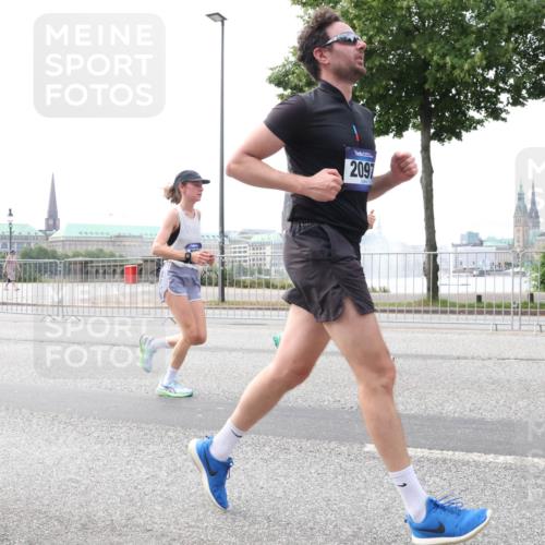 29.06.2025 - hella hamburg halbmarathon Lena Gebhardt http://msf.ph/oto/8452769 29.06.2025 10:31:04 Lombardsbrücke 2097, 1059, 1292, 1472, 1773, 1979, 2097, 2268, 2414, 2505, 2569, 2914, 3131, 3281, 4198, 4561, 4817, 5437, 5943, 6057, 6195, 6556, 6620, 6787, 7071, 7120, 7351, 7604, 8050, 8072, 8073, 8757, 9576, 9830, 10111, 10989, 11981, 11984, 11988, 12384, 12627, 14095, 14216, 14349, 14803, 15299, 15466, 15589, 15725, 16457, 16791, 17224, 17463, 17509, 17587, 17742, 17966, 18362, 18795, 18860, 19052, 19226 meine-sportfotos.de