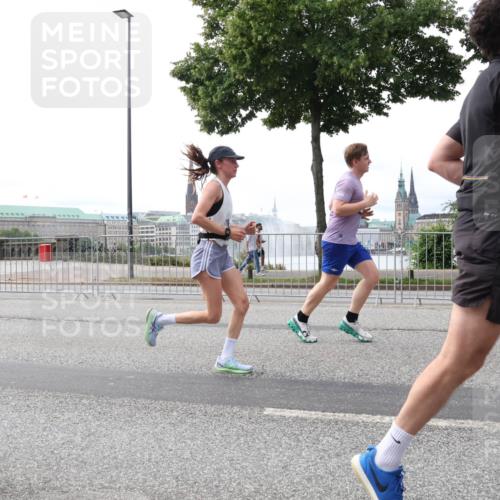 29.06.2025 - hella hamburg halbmarathon Lena Gebhardt http://msf.ph/oto/8452859 29.06.2025 10:31:04 Lombardsbrücke 1059, 1292, 1472, 1773, 1979, 2097, 2268, 2414, 2505, 2569, 2914, 3131, 3281, 4198, 4561, 4817, 5437, 5943, 6057, 6195, 6556, 6620, 6787, 7071, 7120, 7351, 7604, 8050, 8072, 8073, 8757, 9576, 9830, 10111, 10989, 11981, 11984, 11988, 12384, 12627, 14095, 14216, 14349, 14803, 15299, 15466, 15589, 15725, 16457, 16791, 17224, 17463, 17509, 17587, 17742, 17966, 18362, 18795, 18860, 19052, 19226 meine-sportfotos.de