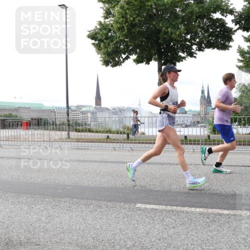 29.06.2025 - hella hamburg halbmarathon Lena Gebhardt http://msf.ph/oto/8452882 29.06.2025 10:31:04 Lombardsbrücke 1059, 1292, 1472, 1773, 1979, 2097, 2268, 2414, 2505, 2569, 2914, 3131, 3281, 4198, 4561, 4817, 5437, 5943, 6057, 6195, 6556, 6620, 6787, 7071, 7120, 7351, 7604, 8050, 8072, 8073, 8757, 9576, 9830, 10111, 10989, 11981, 11984, 11988, 12384, 12627, 14095, 14216, 14349, 14803, 15299, 15466, 15589, 15725, 16457, 16791, 17224, 17463, 17509, 17587, 17742, 17966, 18362, 18795, 18860, 19052, 19226 meine-sportfotos.de