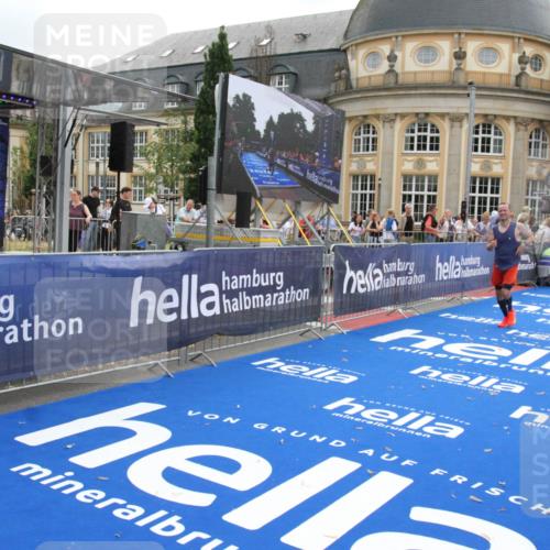 29.06.2025 - hella hamburg halbmarathon Michael Strokosch http://msf.ph/oto/8452914 29.06.2025 10:30:32 Ziel 2460, 15253, 16713 meine-sportfotos.de