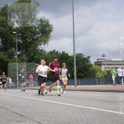 29.06.2025 - hella hamburg halbmarathon Luisa Fischer http://msf.ph/oto/8452919 29.06.2025 10:33:31 Kennedybrücke 17945, 7517, 12460, 12461, 7572, 2302, 6626, 7517, 9095, 10322 meine-sportfotos.de