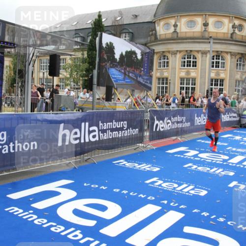 29.06.2025 - hella hamburg halbmarathon Michael Strokosch http://msf.ph/oto/8452943 29.06.2025 10:30:33 Ziel 2460, 7231, 12049, 15253, 16713 meine-sportfotos.de