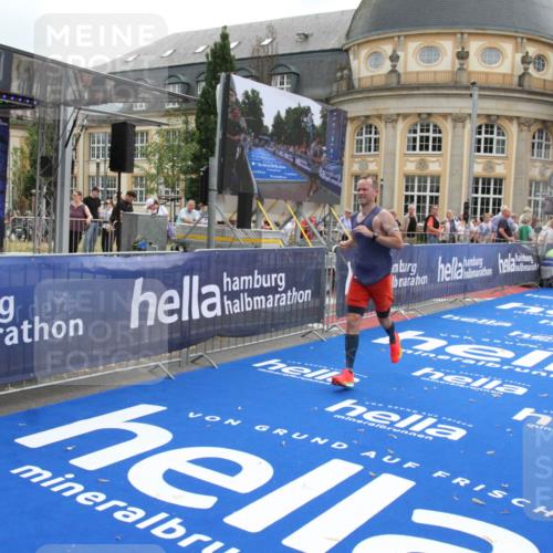 29.06.2025 - hella hamburg halbmarathon Michael Strokosch http://msf.ph/oto/8452972 29.06.2025 10:30:33 Ziel 2460, 7231, 12049, 15253, 16713 meine-sportfotos.de
