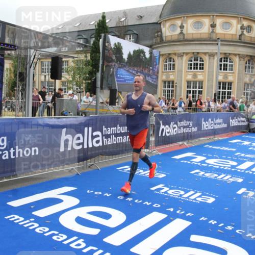 29.06.2025 - hella hamburg halbmarathon Michael Strokosch http://msf.ph/oto/8453007 29.06.2025 10:30:34 Ziel 2460, 3845, 7231, 8318, 11413, 12049, 15253, 16713 meine-sportfotos.de
