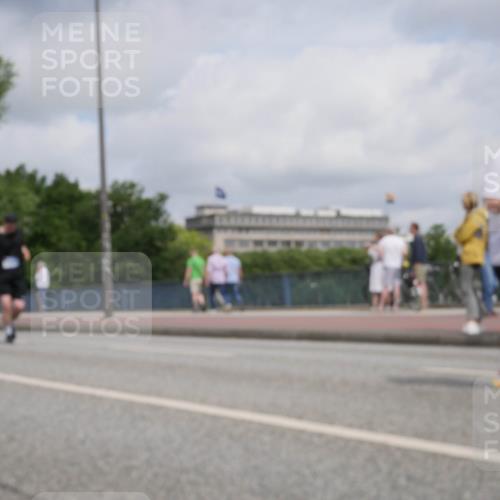 29.06.2025 - hella hamburg halbmarathon Luisa Fischer http://msf.ph/oto/8453028 29.06.2025 10:33:34 Kennedybrücke 2302, 6556, 7517, 9095 meine-sportfotos.de