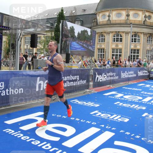 29.06.2025 - hella hamburg halbmarathon Michael Strokosch http://msf.ph/oto/8453042 29.06.2025 10:30:34 Ziel 2460, 3845, 7231, 8318, 11413, 12049, 15253, 16713 meine-sportfotos.de