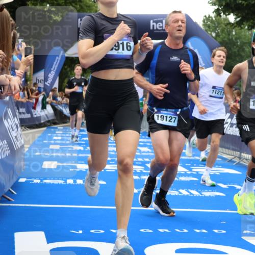 29.06.2025 - hella hamburg halbmarathon Strokosch-Dieckow http://msf.ph/oto/8453069 29.06.2025 10:48:15 Ziel 1537, 1914, 5129, 5528, 6923, 7367, 7599, 8216, 8916, 9544, 9770, 11211, 11467, 12685, 14192, 14797, 14814, 15590, 15629, 15735, 15973, 15981, 16269, 17745, 17982, 18963, 19127 meine-sportfotos.de