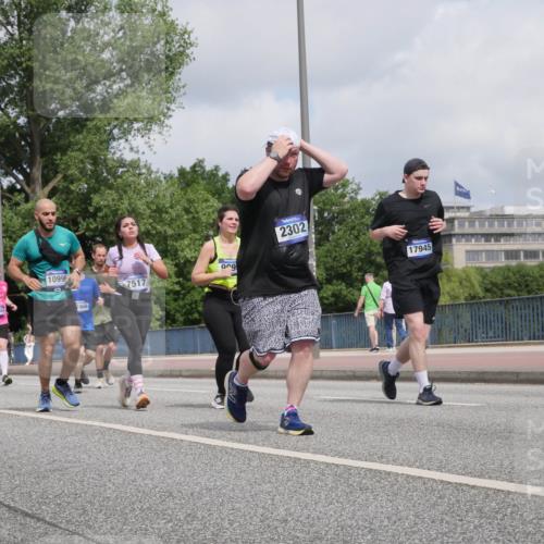 29.06.2025 - hella hamburg halbmarathon Luisa Fischer http://msf.ph/oto/8453081 29.06.2025 10:33:36 Kennedybrücke 11984, 10996, 7966, 7517, 2302, 17945, 2302, 6556, 7517, 9095, 9830 meine-sportfotos.de