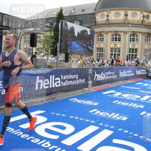 29.06.2025 - hella hamburg halbmarathon Michael Strokosch http://msf.ph/oto/8453085 29.06.2025 10:30:34 Ziel 2460, 3845, 7231, 8318, 11413, 12049, 15253, 16713 meine-sportfotos.de