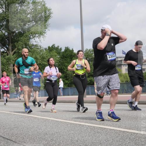 29.06.2025 - hella hamburg halbmarathon Luisa Fischer http://msf.ph/oto/8453097 29.06.2025 10:33:37 Kennedybrücke 18860, 32, 11984, 10990, 17966, 7517, 9095, 2302, 17945, 2302, 6556, 7517, 9095, 9830 meine-sportfotos.de