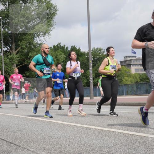 29.06.2025 - hella hamburg halbmarathon Luisa Fischer http://msf.ph/oto/8453108 29.06.2025 10:33:37 Kennedybrücke 21, 18860, 32, 11984, 10996, 7966, 7517, 9095, 2302, 17945, 2302, 6556, 7517, 9095, 9830 meine-sportfotos.de