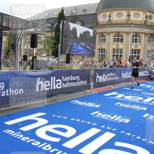 29.06.2025 - hella hamburg halbmarathon Michael Strokosch http://msf.ph/oto/8453151 29.06.2025 10:30:38 Ziel 2460, 2851, 3845, 7231, 8318, 11413, 12049, 15253, 17322 meine-sportfotos.de
