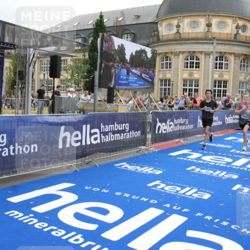 29.06.2025 - hella hamburg halbmarathon Michael Strokosch http://msf.ph/oto/8453172 29.06.2025 10:30:38 Ziel 2460, 2851, 3845, 7231, 8318, 11413, 12049, 15253, 17322 meine-sportfotos.de