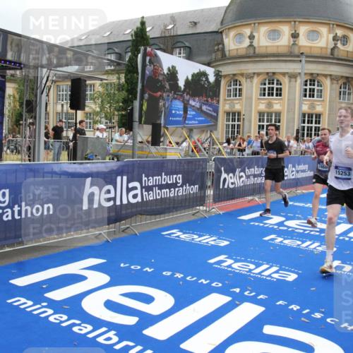 29.06.2025 - hella hamburg halbmarathon Michael Strokosch http://msf.ph/oto/8453195 29.06.2025 10:30:38 Ziel 2460, 2851, 3845, 7231, 8318, 11413, 12049, 15253, 17322 meine-sportfotos.de
