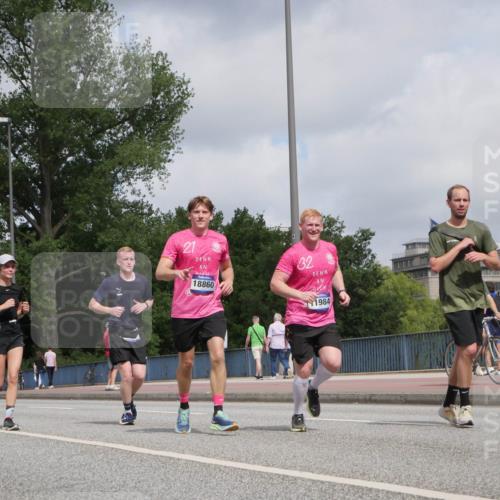 29.06.2025 - hella hamburg halbmarathon Luisa Fischer http://msf.ph/oto/8453219 29.06.2025 10:33:41 Kennedybrücke 444, 21, 18860, 82, 1984, 2097, 2302, 6556, 7071, 7517, 9095, 9576, 9830 meine-sportfotos.de