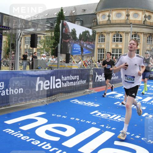 29.06.2025 - hella hamburg halbmarathon Michael Strokosch http://msf.ph/oto/8453225 29.06.2025 10:30:39 Ziel 2460, 2851, 3845, 7231, 8318, 11413, 12049, 15253, 17322, 18235 meine-sportfotos.de