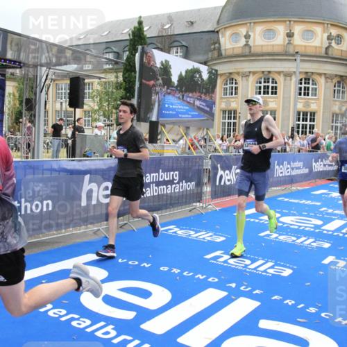 29.06.2025 - hella hamburg halbmarathon Michael Strokosch http://msf.ph/oto/8453302 29.06.2025 10:30:40 Ziel 2460, 2851, 3845, 7231, 7481, 8318, 11413, 12049, 15253, 17322, 18235 meine-sportfotos.de