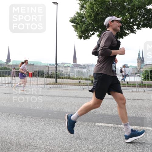 29.06.2025 - hella hamburg halbmarathon Lena Gebhardt http://msf.ph/oto/8453313 29.06.2025 10:31:06 Lombardsbrücke 1059, 1292, 1472, 1773, 1979, 2097, 2268, 2414, 2505, 2569, 2914, 3131, 3281, 4198, 4561, 4817, 5437, 5943, 6057, 6078, 6195, 6556, 6620, 6787, 7071, 7120, 7351, 7604, 8050, 8072, 8073, 8757, 9576, 9830, 10111, 10989, 11981, 11984, 11988, 12384, 12627, 14095, 14216, 14349, 14803, 15299, 15466, 15589, 15725, 16457, 17224, 17463, 17509, 17587, 17742, 17966, 18362, 18795, 18860, 19052, 19226 meine-sportfotos.de
