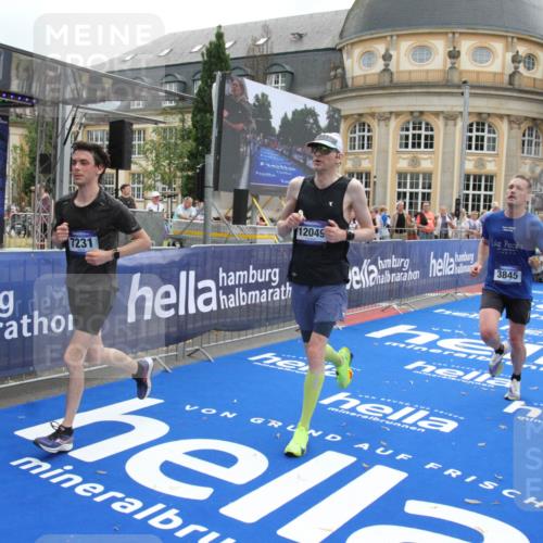 29.06.2025 - hella hamburg halbmarathon Michael Strokosch http://msf.ph/oto/8453332 29.06.2025 10:30:40 Ziel 2460, 2851, 3845, 7231, 7481, 8318, 11413, 12049, 15253, 17322, 18235 meine-sportfotos.de