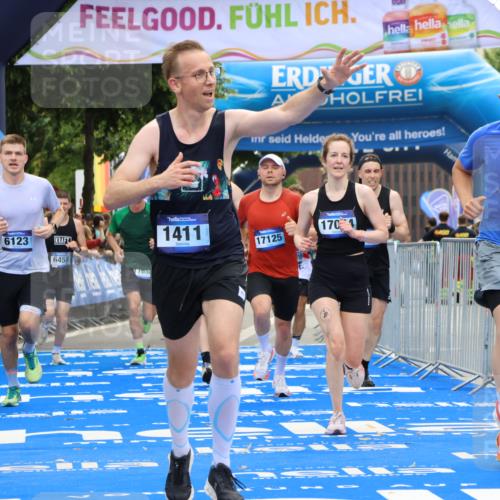 29.06.2025 - hella hamburg halbmarathon Strokosch-Dieckow http://msf.ph/oto/8453337 29.06.2025 10:37:00 Ziel 1385, 1411, 3959, 5307, 5315, 6123, 6458, 7482, 9178, 10738, 11120, 11620, 14691, 15261, 15410, 16992, 17024, 17125, 17658 meine-sportfotos.de