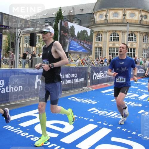 29.06.2025 - hella hamburg halbmarathon Michael Strokosch http://msf.ph/oto/8453371 29.06.2025 10:30:40 Ziel 2460, 2851, 3845, 7231, 7481, 8318, 11413, 12049, 15253, 17322, 18235 meine-sportfotos.de
