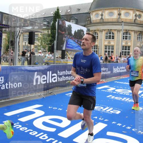 29.06.2025 - hella hamburg halbmarathon Michael Strokosch http://msf.ph/oto/8453402 29.06.2025 10:30:41 Ziel 2460, 2851, 3845, 7231, 7481, 8318, 11413, 12049, 15253, 17322, 18235 meine-sportfotos.de